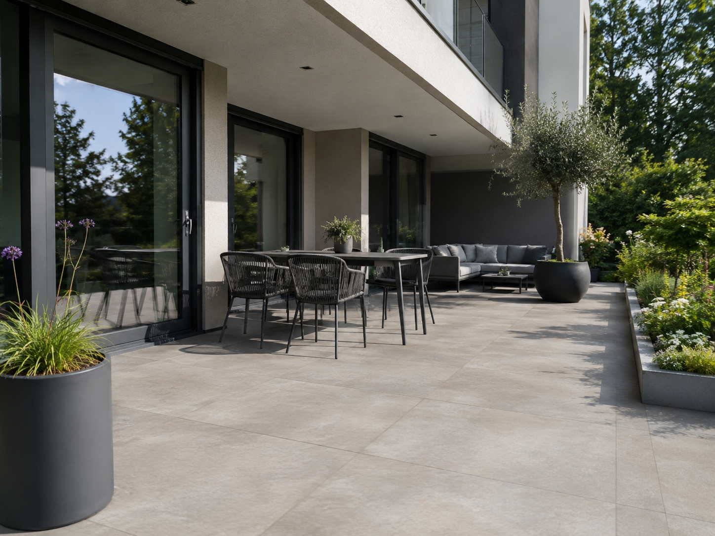 Moderne Terrasse mit Sitzbereich und Pflanzen