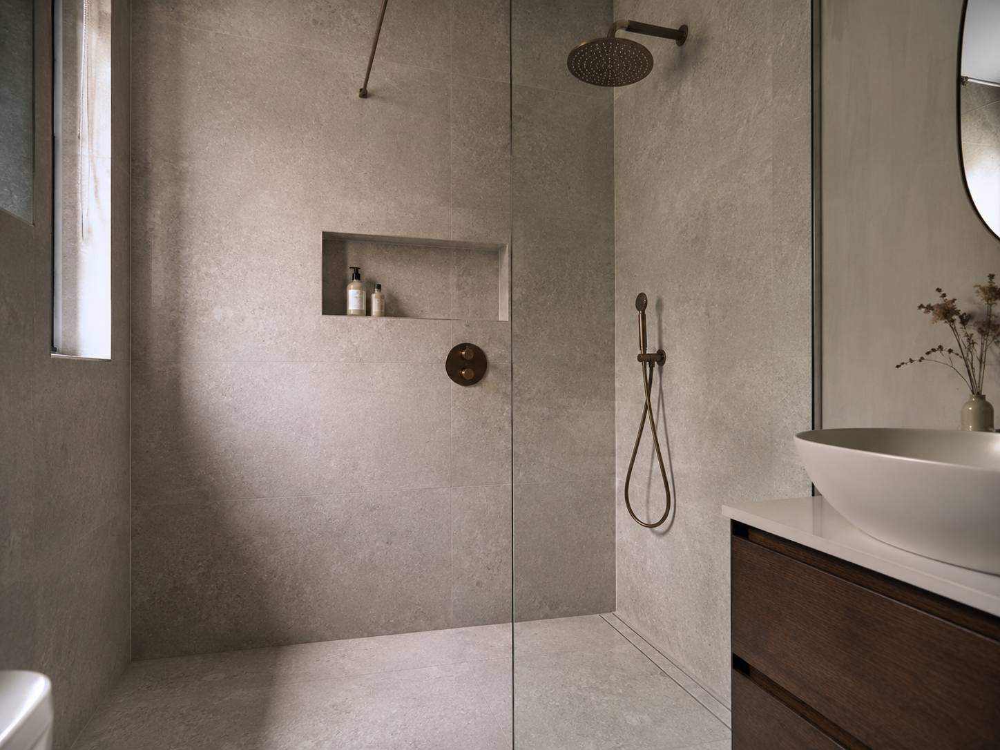 Modernes Badezimmer mit eleganten Akzenten