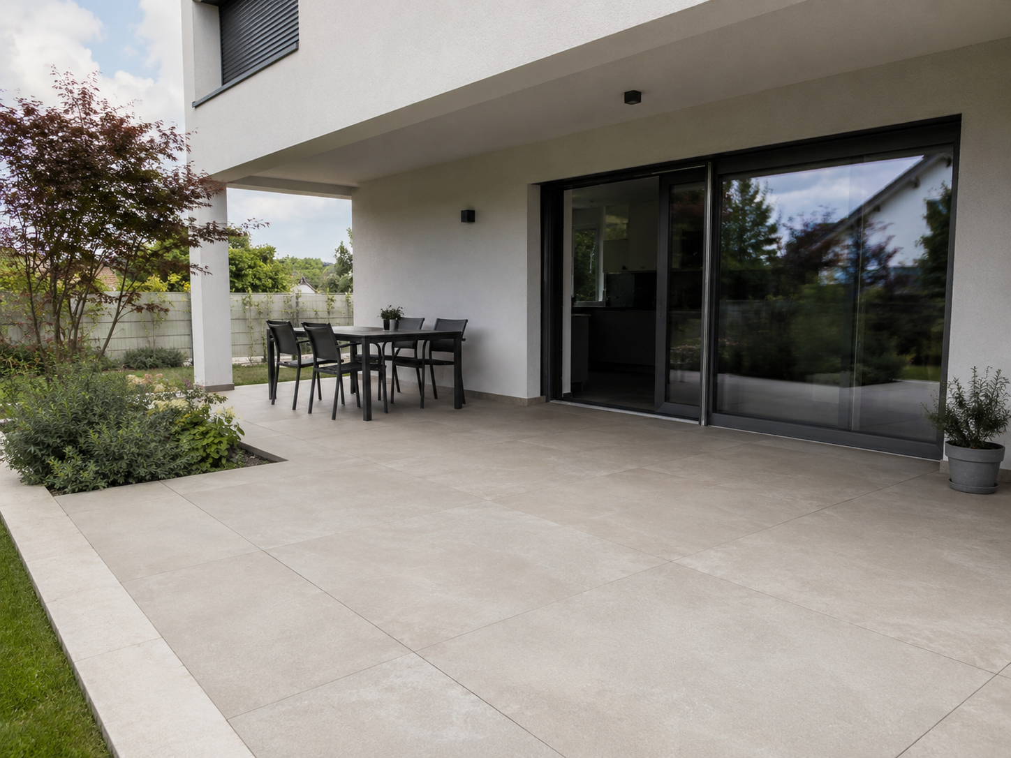 Hochwertig geflieste Terrasse mit großzügigen Außenflächen